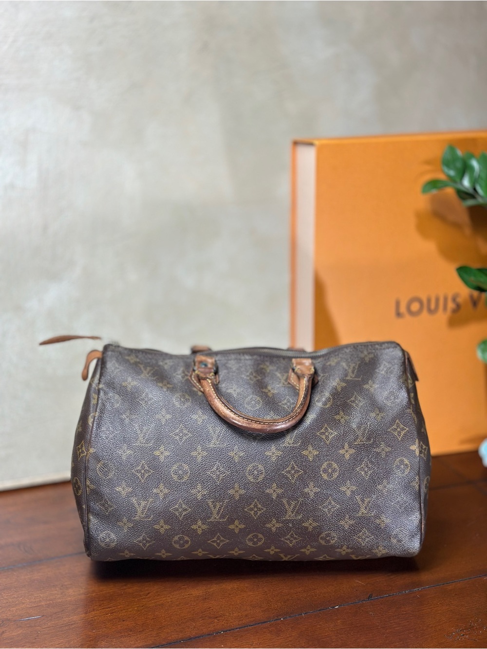 (??) AUTHENTIC Louis Vuitton Speedy 35 bag/purse. Monogram canvas.